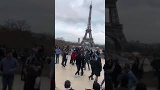 Mexicanos Bailan La Chona En Paris !!