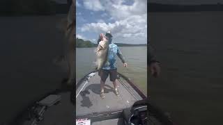 Giant 13.5Lb Texas Largemouth Landed With The Whole Family Once In A Lifetime