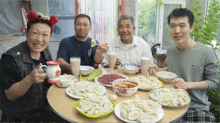 和老媽包茴香餡餃子，水靈靈煮餃，咬一口香味十足，一家子沒少造