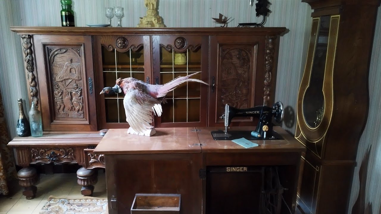 Piękne rzeźbione meble w opuszczonym domu