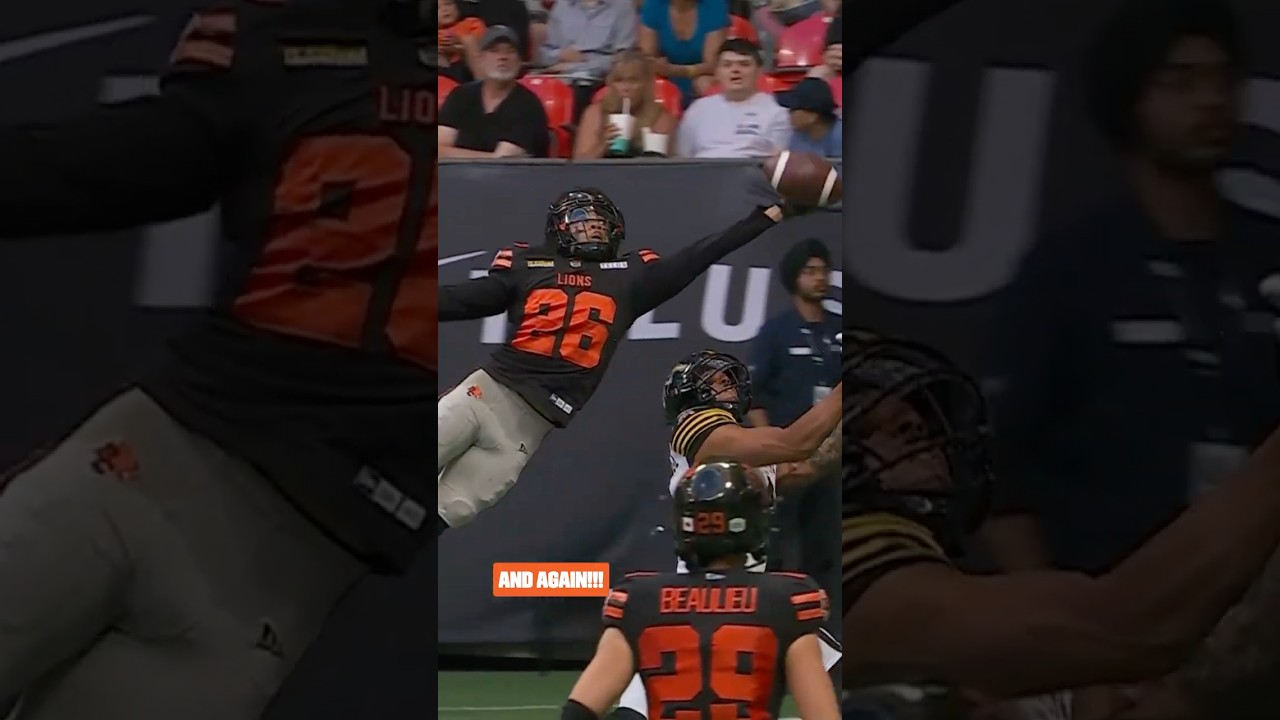 HOW?! INSANE one-handed interception by Robert Carter🫨 