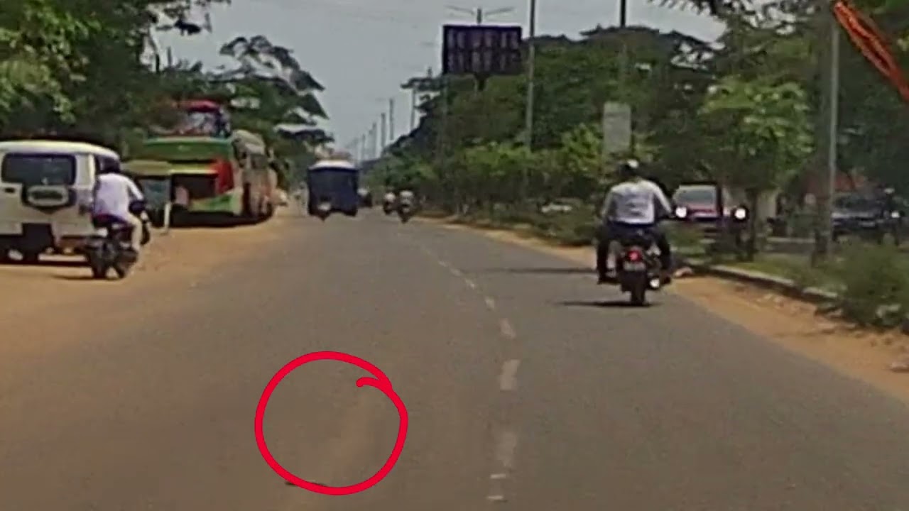 don't do this mistake on road. keep mobile safely.