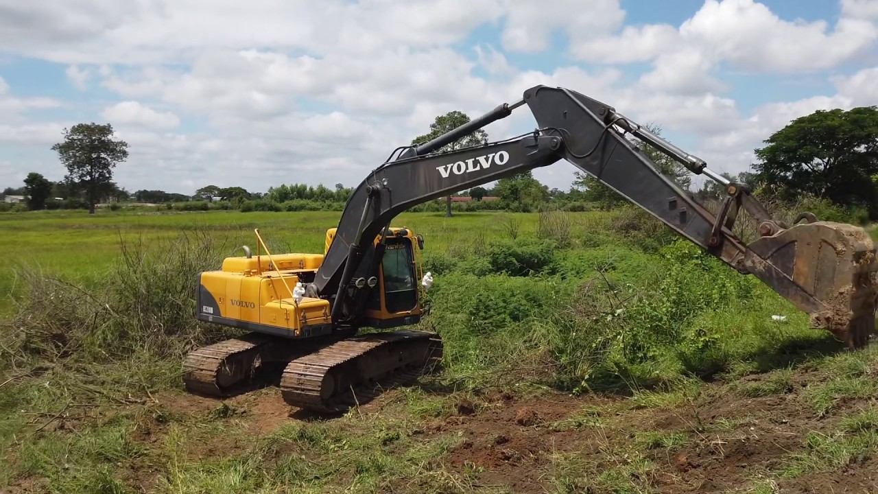 รถขุด VOLVO EC210B  ปรับพื้นที่ขยายถนนระยะ 1 กม.