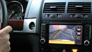 Demonstration of the RNS 510 GPS backup camera that moves with steering wheel in VW Touareg