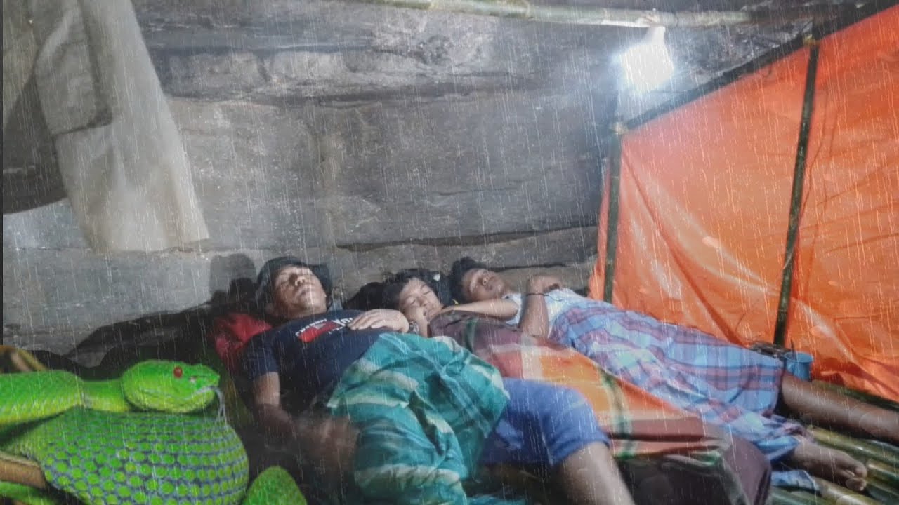 camping hujan deras berkemah di dalam lobang batu kaki kepala suku di gigit ular berbisa