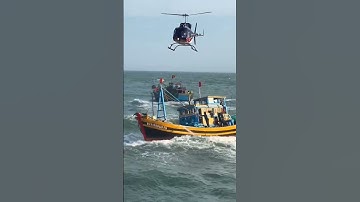 shorts tàu cá công suất lớn vô cửa biển gặp nguy hiểm mấy bay hộ tống đưa vào bờ