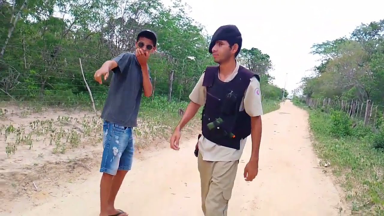 O anão armado se disfarça de estudante...