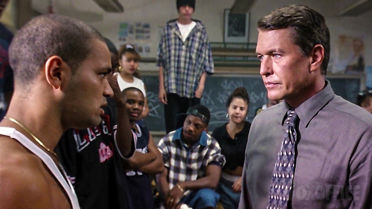 El sustituto rompe las manos de 2 estudiantes pandilleros | El sustituto | Clip en Español