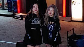 Queen Step, Lovely Schoolgirls. Cute Charming Busking On Hongdae Street. 20201122.