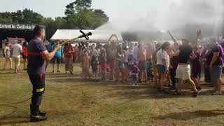 A manguerazos con los asistentes al festival de Pardiñas
