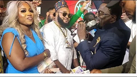 LAGOS BIG BOY SAM LARRY& LONDON BASE LADY HONOUR MALAIKA WITH HUG MONEY ON STAGE@HIS 50YRS CELEBRATI