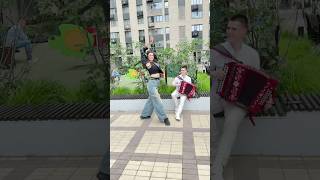 ГАРМОНИСТ НАРВАЛСЯ НА ТАНЦОВЩИЦУ😂