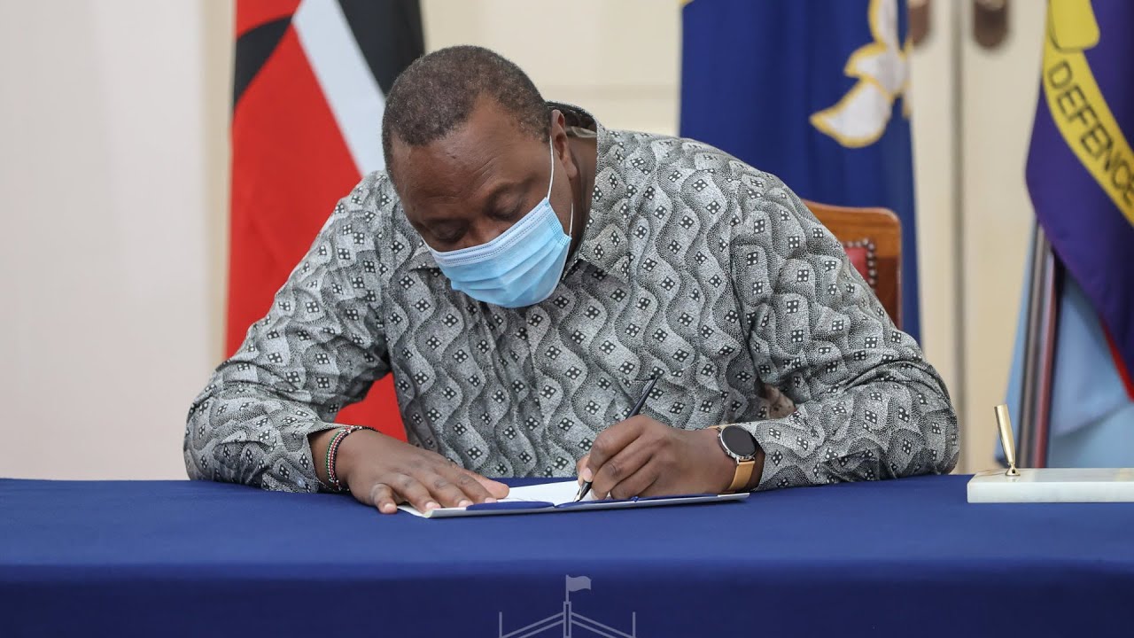 PRESIDENT UHURU WOWS FARMERS AS HE SIGNS THE TEA BILL A DAY AFTER IT WAS PASSED BY SENATE!!