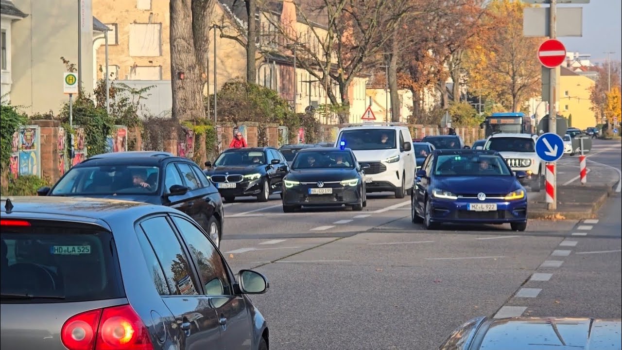 Einsatzfahrt Kripo Heidelberg zum Banküberfall - Frau behindert Polizeifahrzeug