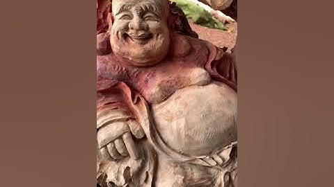 Cụ di lặc gỗ gù hương( xá xị) đang trong quá trình tạo hình