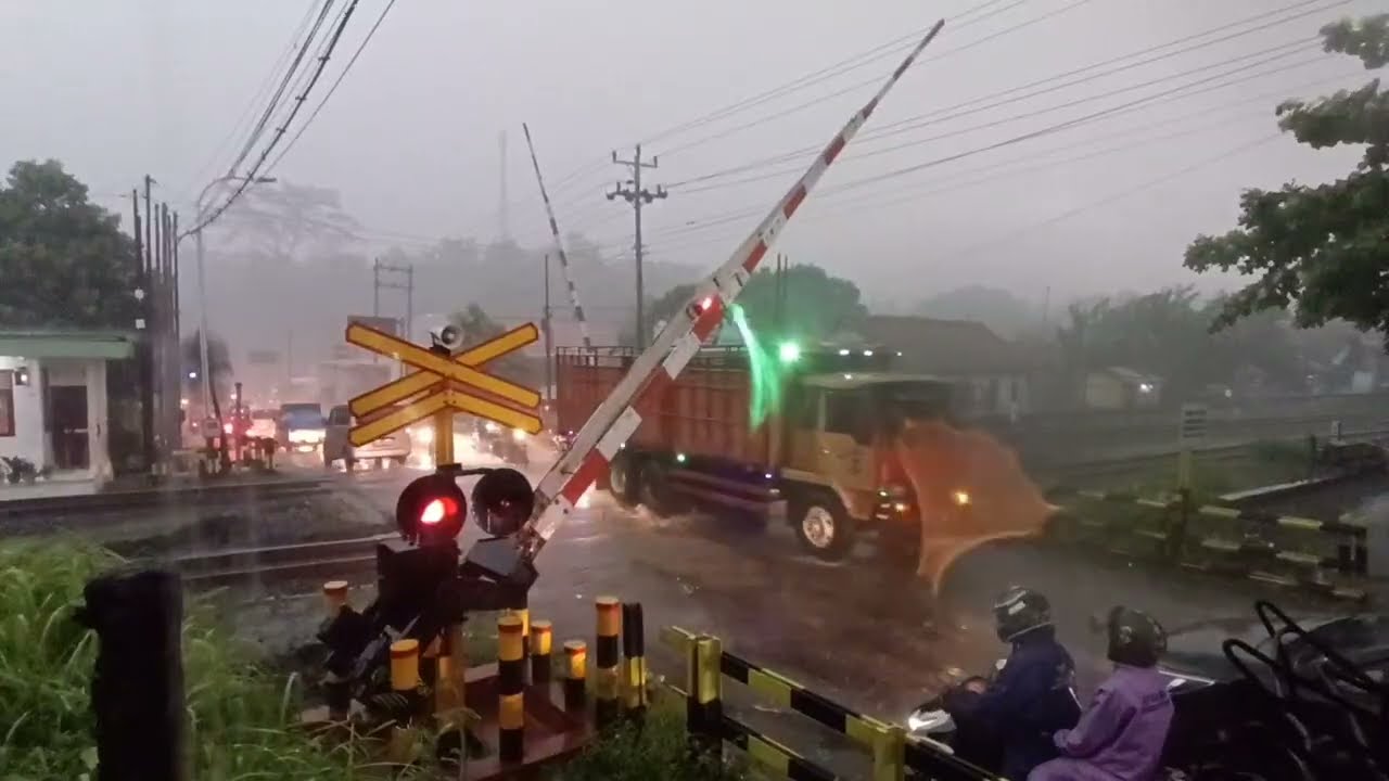Momen Hujan Sangat Lebat Di Perlintasan | Very Heavy Rain Moment At The Crossing Part #2 
