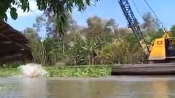 Xáng cạp đất. Xáng dây cảnh bơi trên sông nạo vét lòng sông cái 159- Thủy Miền Tây