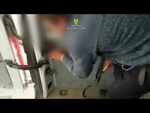 Țigări de contrabandă ascunse într-un microbuz, depistate în Vama Siret