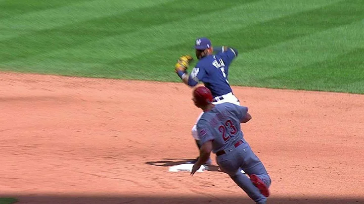 CIN@MIL: Brewers turn a 5-4-3 DP to escape a jam