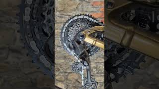 Na niskich przełożeniach linka miażdży elektronikę. Sram Transmission AXS kontra Sram 70 T-Type.