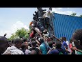 Una multitud desesperada asalta camiones de la ayuda humanitaria en Haití