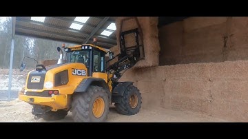 JCB 419 loading straw #farming #agriculture #machinery #jcb #farmingmachinery