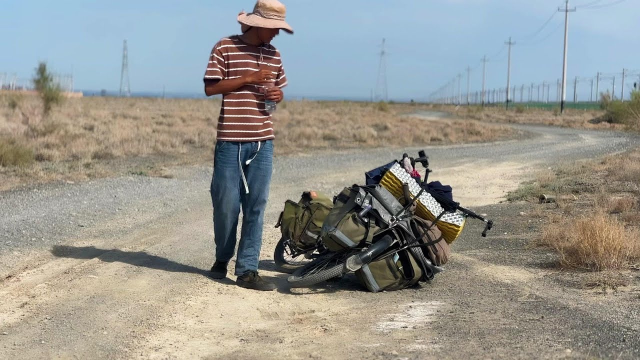 高温骑行新疆，艰难从戈壁滩来到124团，晚上公园里搭帐篷过夜