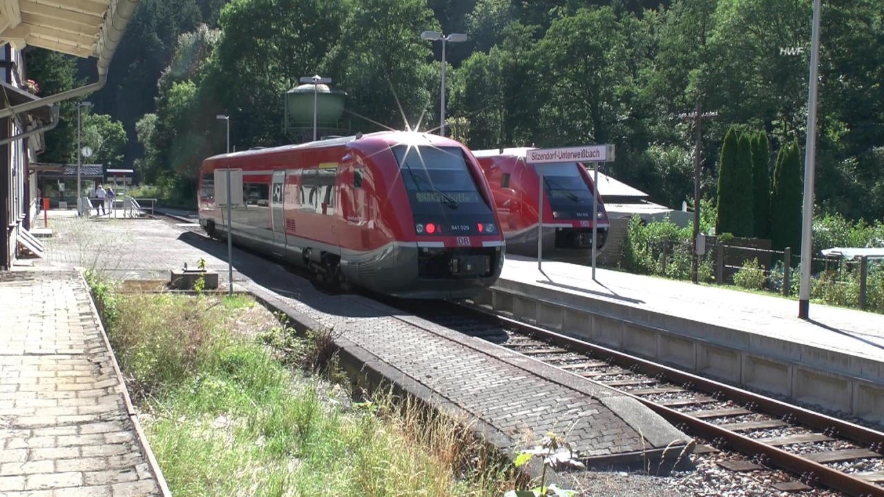 Oberweißb. Berg-u. Schwarzatalbahn(OBS)-Zugbegegnung im Haltepunkt Sitzendorf/Thür.