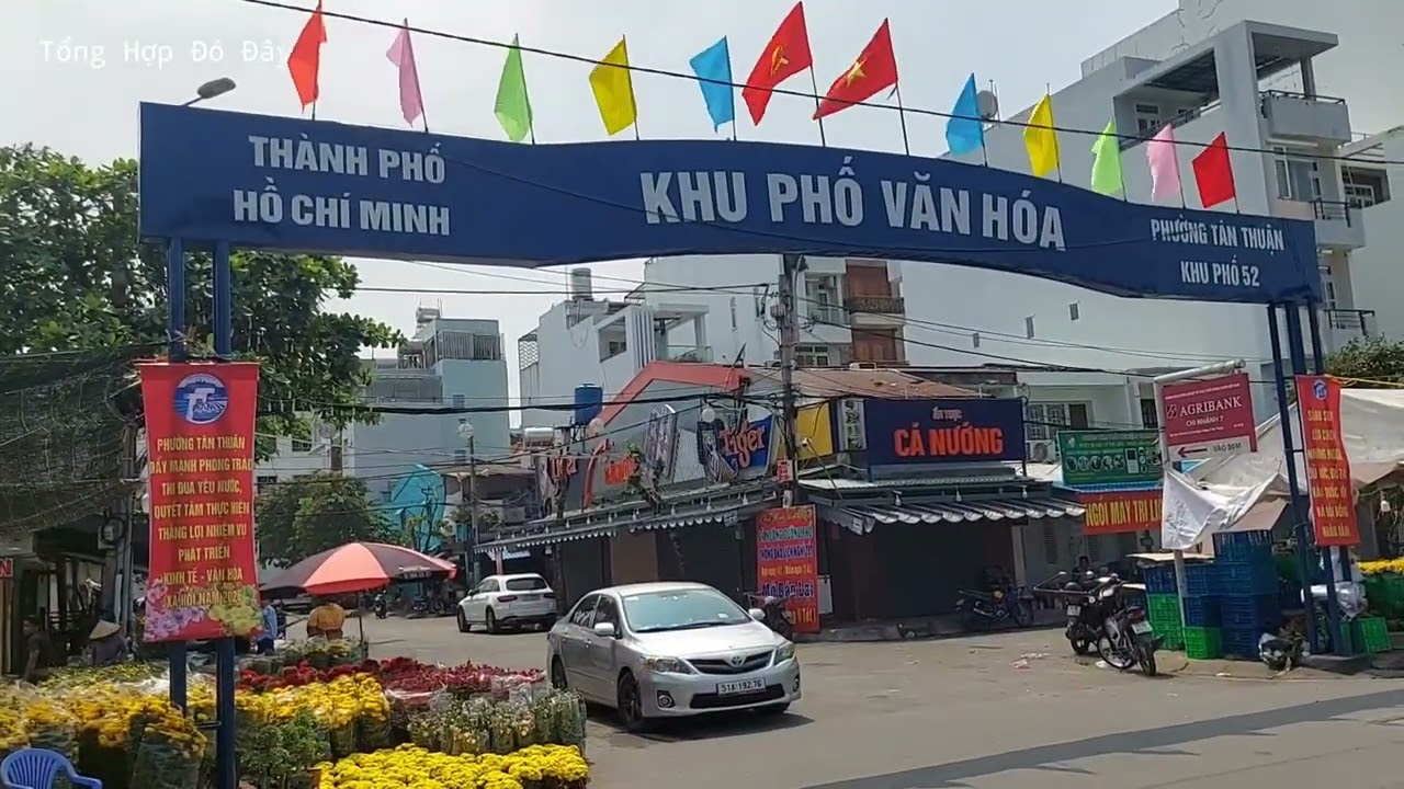 Hoa Xuân Bán Tại Khu Vực Đường Trần Xuân Soạn Q7. Ngày 25 Tháng Chạp Ất Tỵ 