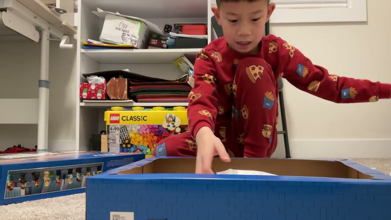 The Unboxing the Lego city passenger airplane set!