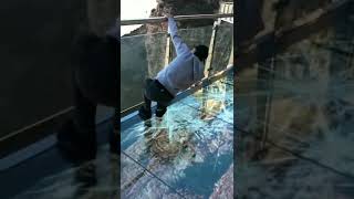 Jembatan kaca di china retak