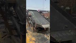 4M Long 1.5M Wide Iron Vibrating Screen Test Machine Before Leaving The Factory