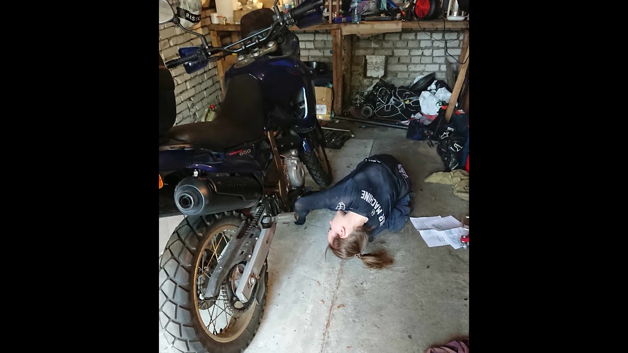 Oil and filter change in Aprilia Pegaso 650 MX 1996