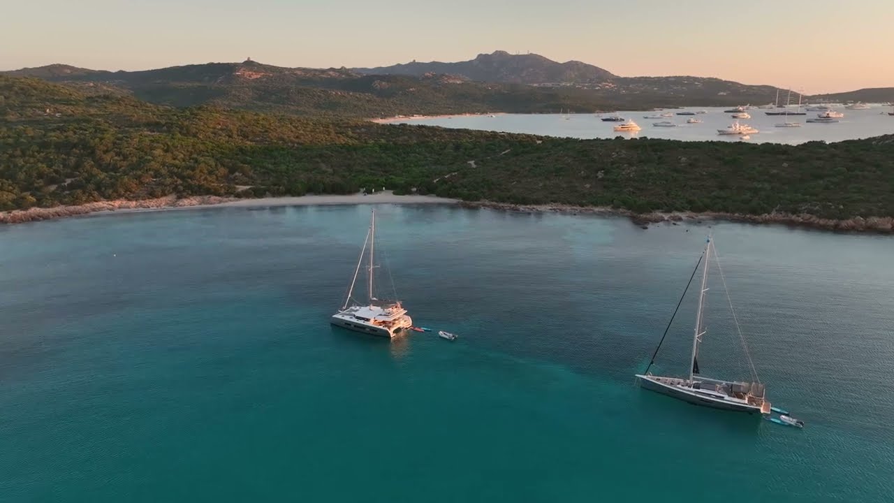 ⁣Rilassati e goditi una vacanza indimenticabile navigando in catamarano | BoatJump x YiS