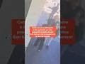 Cette serveuse française a été agressée par une passante en plein service