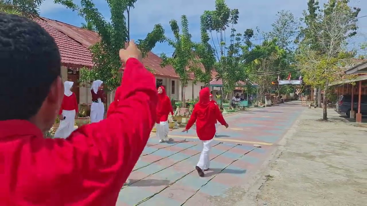 Guru-guru ikut lomba kelereng 