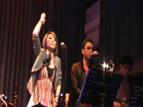 99.01.01.杜寶珍於江明娟演唱會擔任合音天使_我叫小沈陽