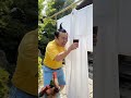 太った男性が服にスライムをかけている