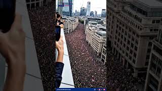 🚨🇬🇧 Thousands flood the streets of London in a massive demonstration
