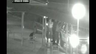 Pelearon con la Policía y fueron captados por cámaras de seguridad