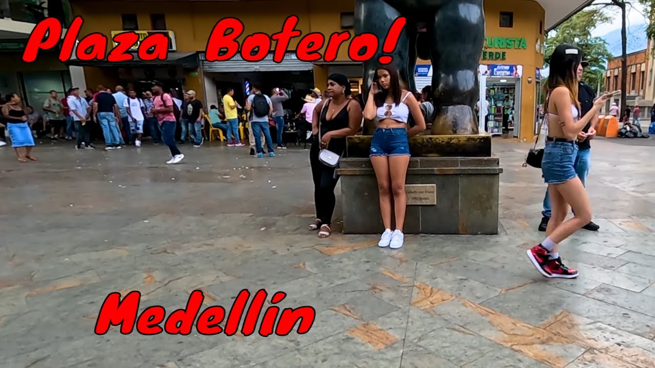 Recorriendo La Plaza Botero La Veracruz en el Centro de Medellin Colombia
