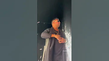 وديع الشيخ يرمي المصاري على الجمهور بطريقه جنوني 