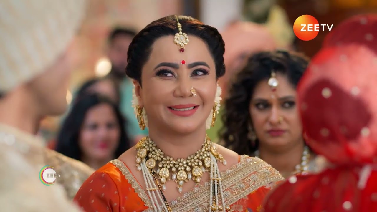 Vasudha | Chauhan family warmly welcomes Divya in their house.