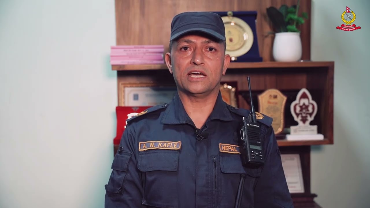 निर्वाचन सुरक्षा सम्बन्धी जानकारी दिनुहुँदै प्रहरी प्रवक्ता प्र.ना.म.नि अबि नारायण काफ्लेज्यू।