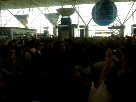 Jay at Shenzhen airport on 15 02 2009