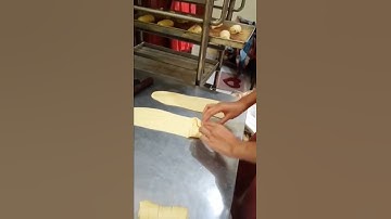 Thumbnail of Gini Nih Caranya. Membentuk Adonan Roti Manis ala Bakery #rotimanis #reseproti #shorts #sambilancuan