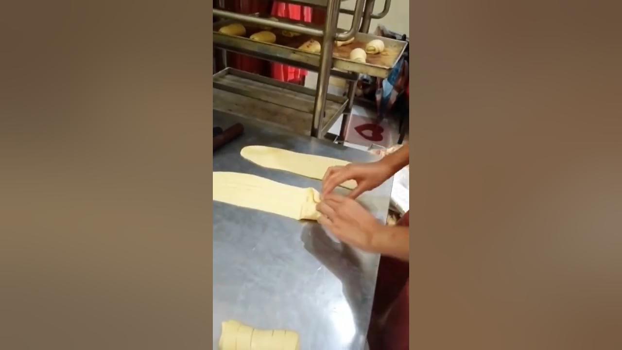Gini Nih Caranya. Membentuk Adonan Roti Manis ala Bakery #rotimanis #reseproti #shorts #sambilancuan