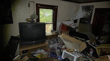 Abandoned 2000s time capsule house! They left everything behind!