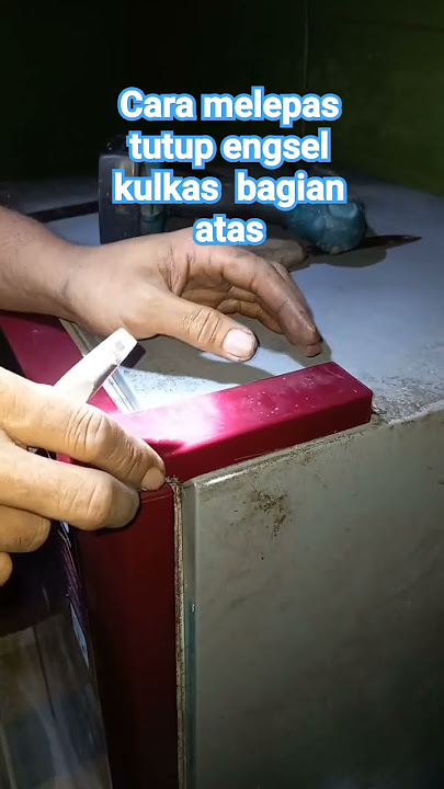 Cara melepas tutup engsel kulkas  bagian atas