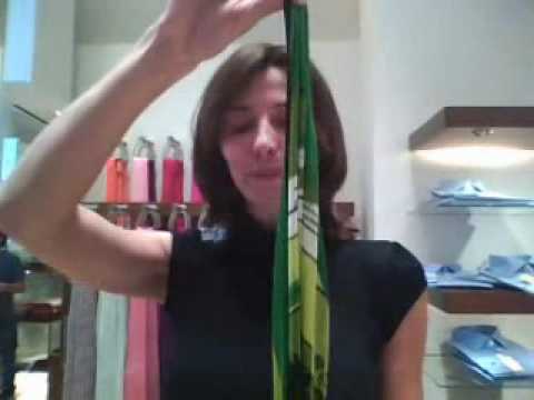 Vídeo: 3 maneiras de usar um lenço Hermes